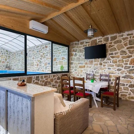 Schoene Steinvilla Divino Mit Pool Und Ausblick Zrnovnica